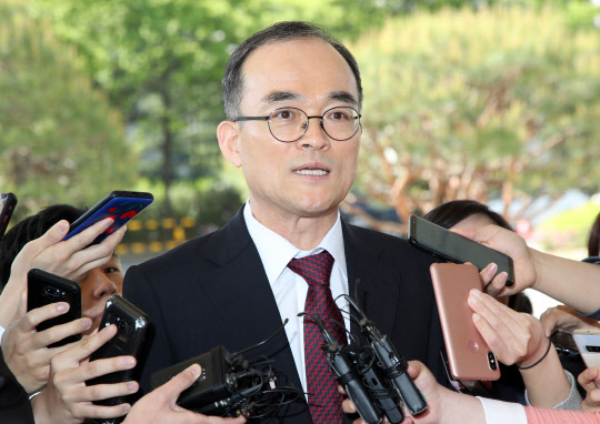 '국민 기본권' 강조 문무일 출근      (서울=연합뉴스) 서명곤 기자 = 최근 국회 패스트트랙(신속처리안건) 대상으로 지정된 검·경 수사권조정 법안에 반대입장을 공개적으로 밝힌 문무일 검찰총장이 7일 오전 서울 서초구 대검찰청으로 출근하던 중 취재진 질문에 답변하고 있다. 2019.5.7      seephoto@yna.co.kr  (끝)